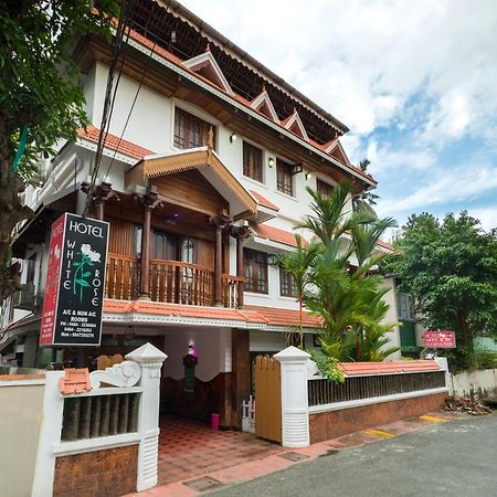 호텔 화이트 로즈 Kochi 외부 사진