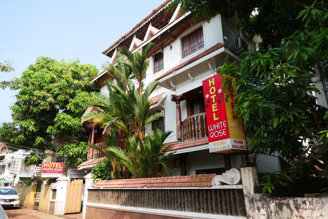 호텔 화이트 로즈 Kochi 외부 사진