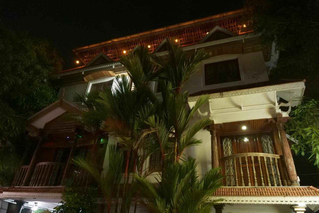 호텔 화이트 로즈 Kochi 외부 사진