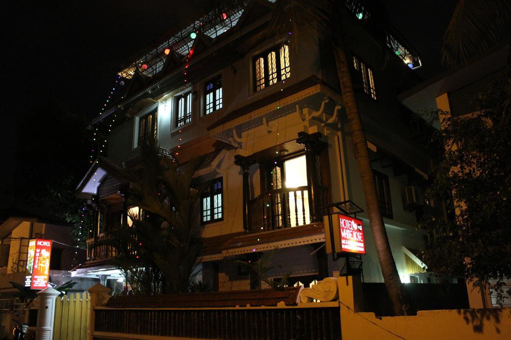 호텔 화이트 로즈 Kochi 외부 사진